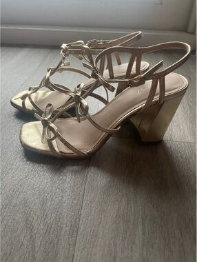 Limelight Bow Gold Heels Size 9
